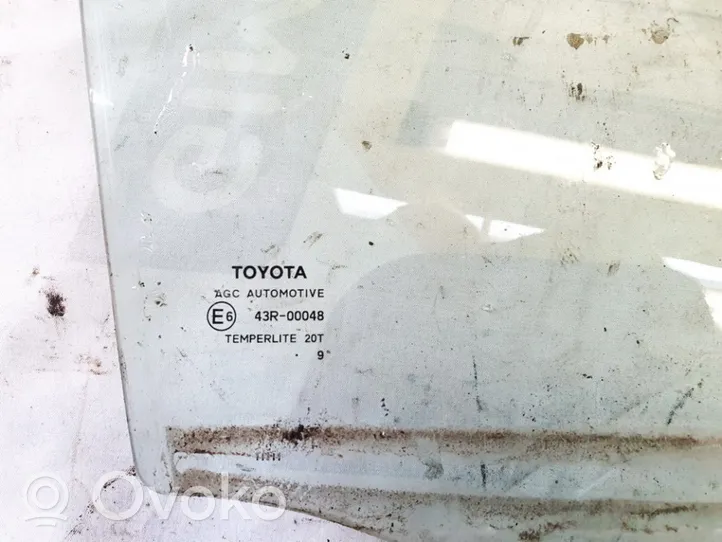 Toyota Avensis T270 Основное стекло задних дверей 