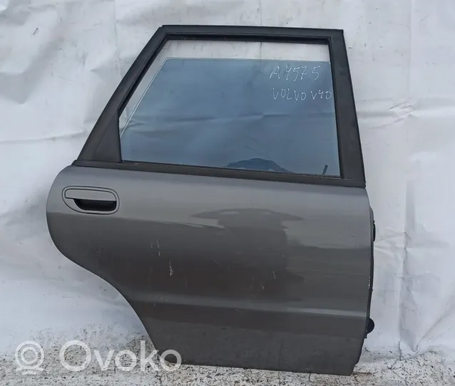 Volvo S40, V40 Portiera posteriore Pilka