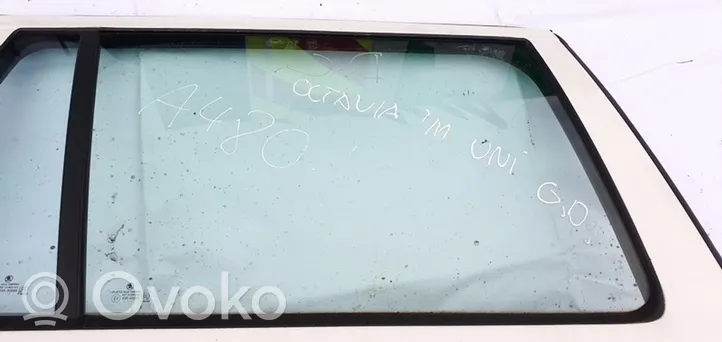 Skoda Octavia Mk2 (1Z) Vitre de fenêtre porte arrière 