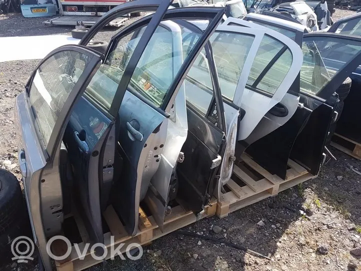 Toyota Corolla E100 Portiera anteriore juodos