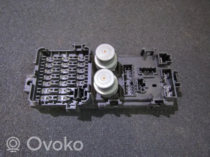 Mitsubishi Sigma Skrzynka bezpieczników / Komplet 2b114543