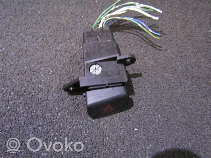 Toyota Camry Interrupteur feux de détresse 157019