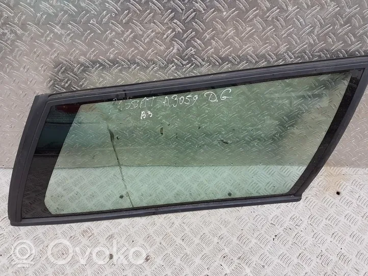 Volkswagen PASSAT B3 Rear side window/glass 