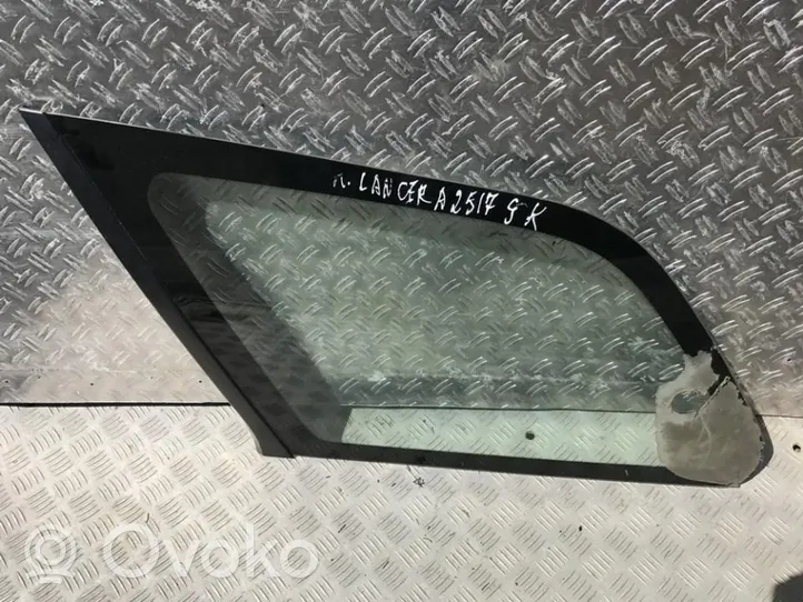 Mitsubishi Lancer Aizmugurējais virsbūves sānu stikls 