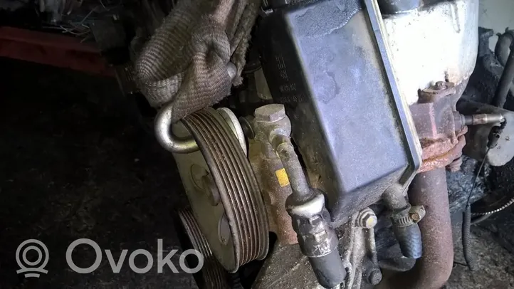 Opel Vectra B Pompa wspomagania układu kierowniczego 90495957