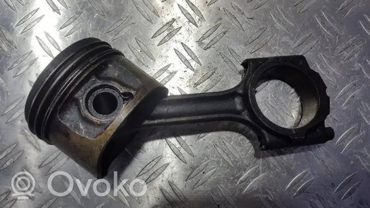 Volvo 440 Piston avec bielle 