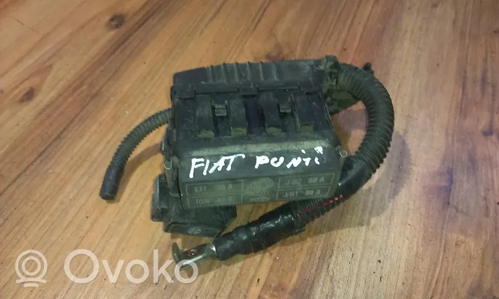 Fiat Punto (176) Saugiklių dėžė (komplektas) 