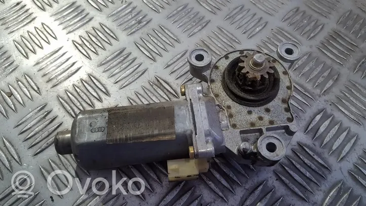 Volvo 850 Moteur de lève-vitre de porte avant 0130821605