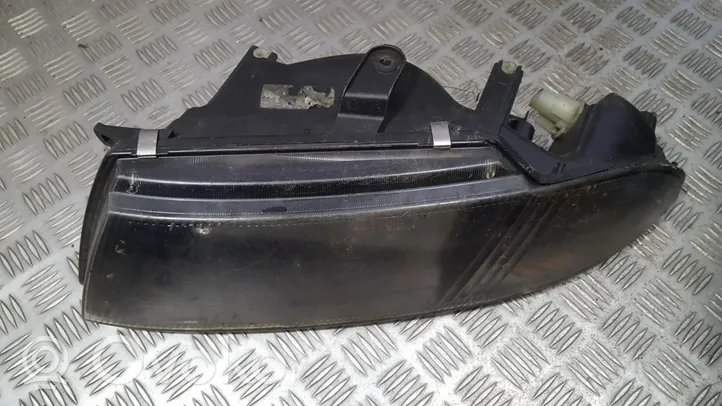 Mitsubishi Carisma Lampa przednia 15157700