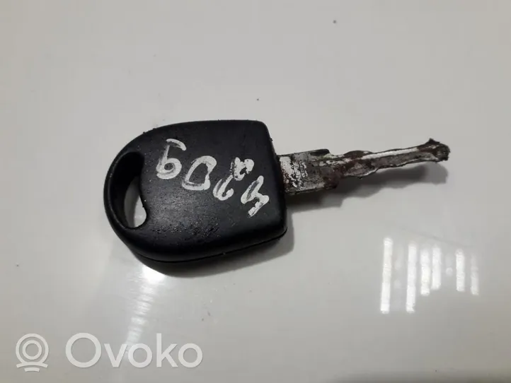 Volkswagen PASSAT B4 Užvedimo raktas (raktelis)/ kortelė 
