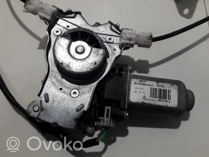 Nissan Qashqai Silniczek podnoszenia szyby drzwi tylnych 402190a