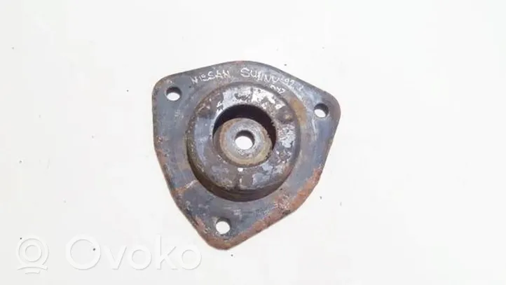 Nissan Sunny Supporto di montaggio della molla elicoidale 