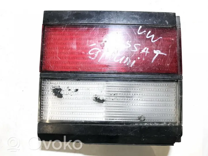 Volkswagen PASSAT B3 Luci posteriori del portellone del bagagliaio 333945108