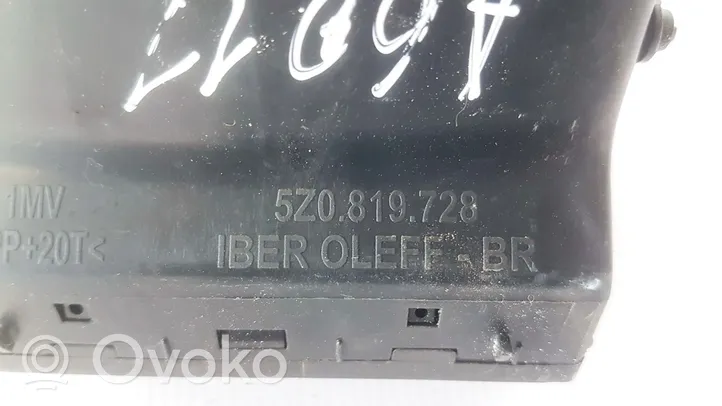 Volkswagen Fox Dysze / Kratki środkowego nawiewu deski rozdzielczej 5Z0819728