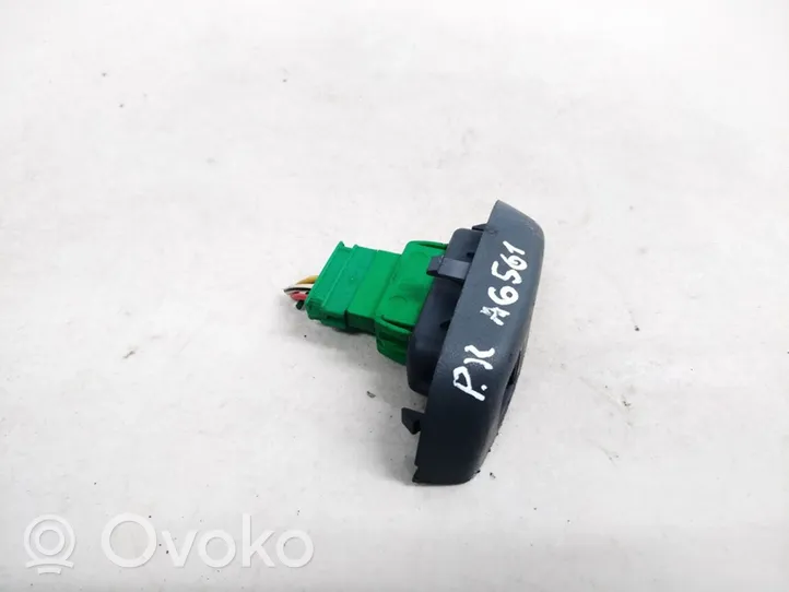 Toyota Aygo AB10 Interruttore di controllo dell’alzacristalli elettrico 742320H010