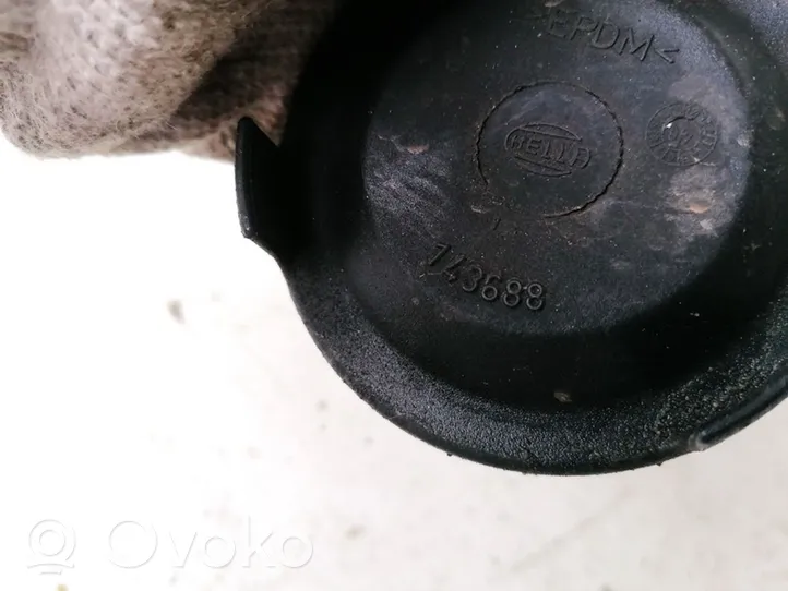 Volkswagen PASSAT B5 Cache-poussière de phare avant 143688