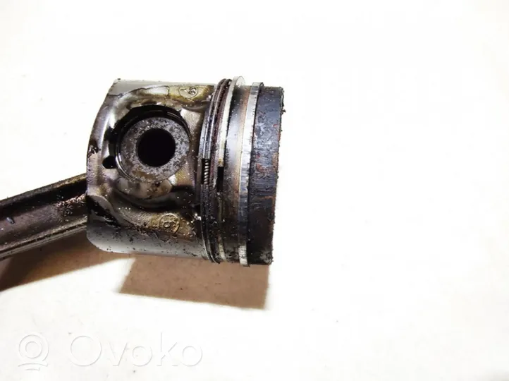 Peugeot 607 Piston avec bielle 