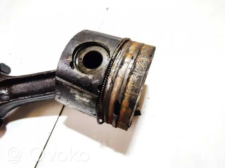 Peugeot 605 Piston avec bielle 