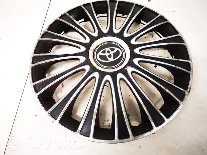 Toyota Avensis T220 R14 wheel hub/cap/trim 
