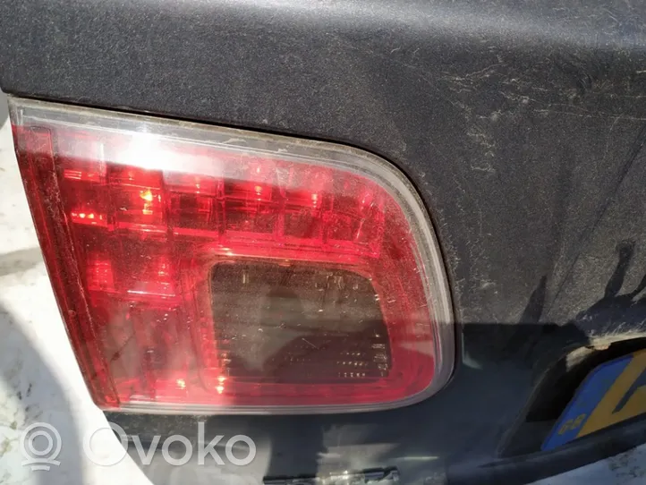 Toyota Avensis T270 Lampy tylnej klapy bagażnika 