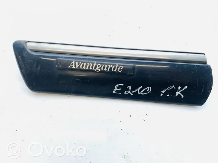 Mercedes-Benz E W210 Listwa / Nakładka na błotnik przedni a2106901562