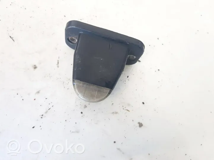 Volkswagen PASSAT B3 Lampa oświetlenia tylnej tablicy rejestracyjnej e32884r4