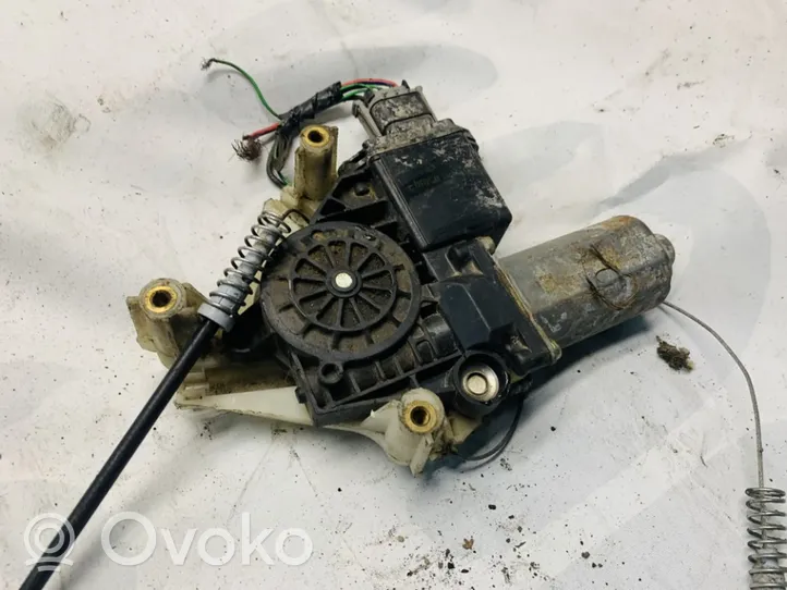 Mitsubishi Space Star Moteur de lève-vitre de porte avant 0130821789