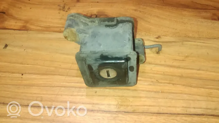 Volkswagen PASSAT B3 Takaluukun ulkopuolinen lukko 357827571