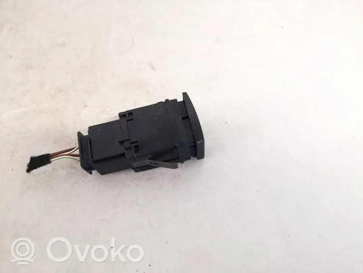 Volkswagen Polo IV 9N3 Botón interruptor de luz de peligro 6q0953235s