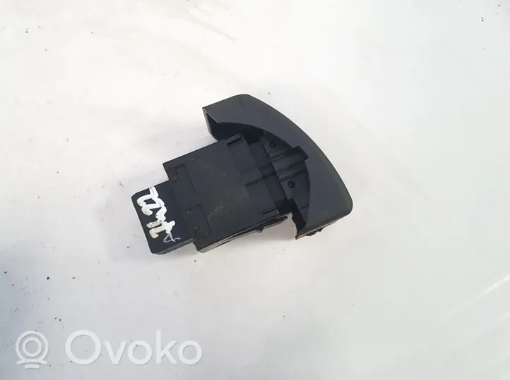 Opel Corsa C Hätävilkkujen kytkin 042411