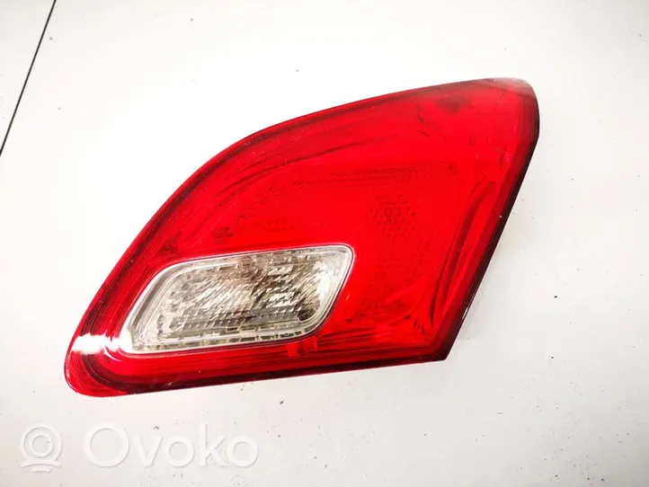 Opel Astra J Lampy tylnej klapy bagażnika 13358076