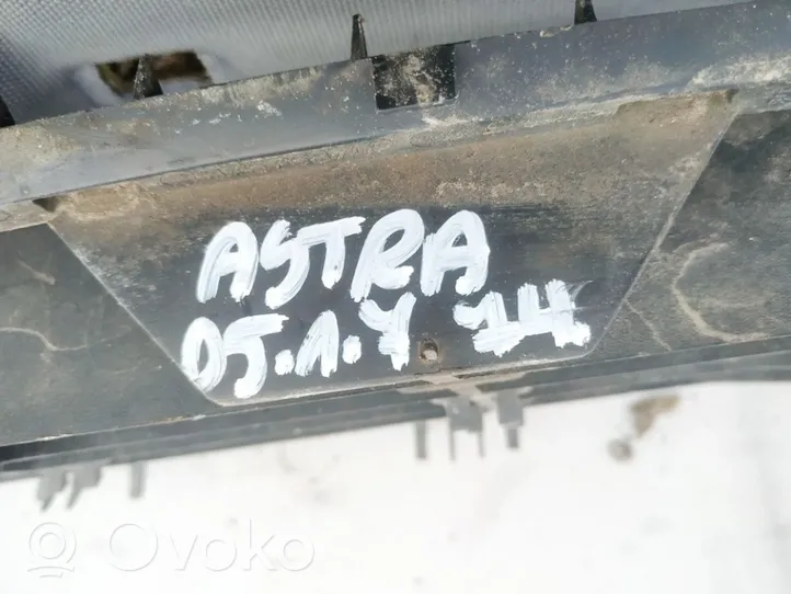 Opel Astra H Kratka dolna zderzaka przedniego 24460271