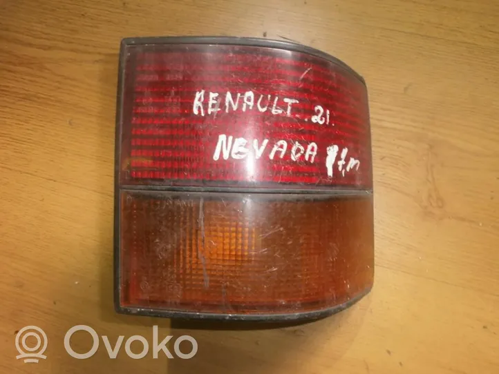 Renault 21 Aizmugurējais lukturis virsbūvē 7r011194