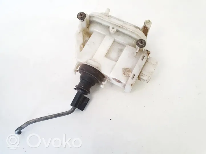 Volkswagen PASSAT B3 Keskuslukituksen alipainepumppu 357862153b