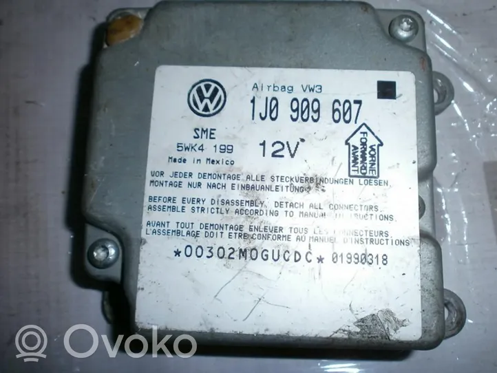 Volkswagen PASSAT B5 Sterownik / Moduł Airbag 1J0909607