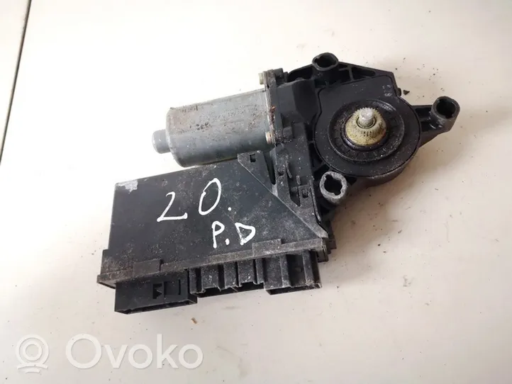 Audi A4 S4 B6 8E 8H Galinis varikliukas langų pakėlėjo 105999106