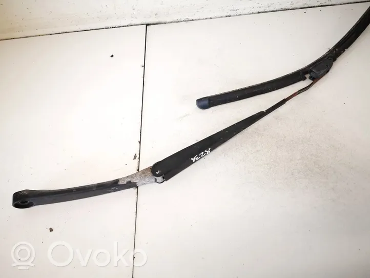 Subaru Forester SF Front wiper blade arm 