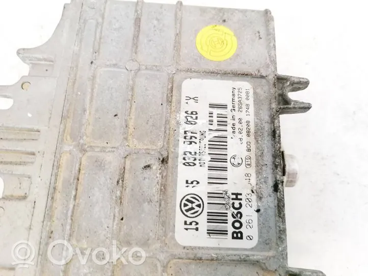 Volkswagen Golf III Calculateur moteur ECU 0261203647