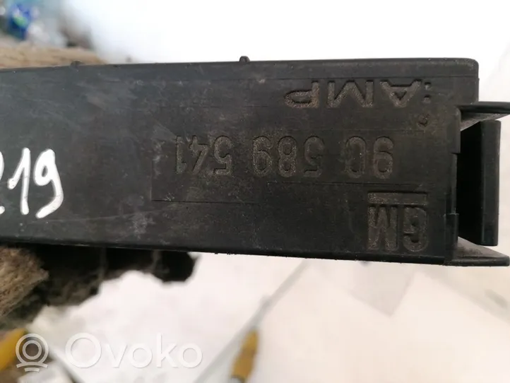 Opel Astra G Skrzynka bezpieczników / Komplet 90589541