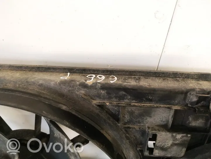 Volkswagen PASSAT B6 Jäähdyttimen jäähdytinpuhaltimen suojus 1k0121207t