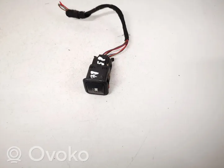 Volkswagen PASSAT B5 Fuel tank opening switch 3b0959833a