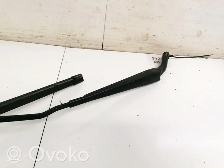 Volvo V70 Front wiper blade arm 