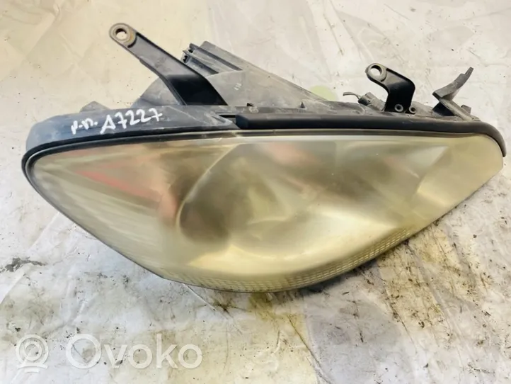 Toyota Avensis Verso Lampa przednia 9922681017