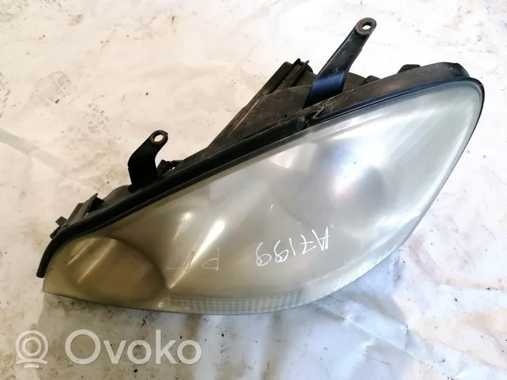 Toyota Avensis Verso Lampa przednia 