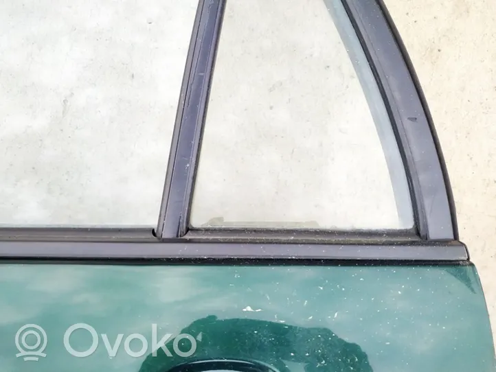Toyota Corolla E120 E130 Облицовка стекла задней двери 