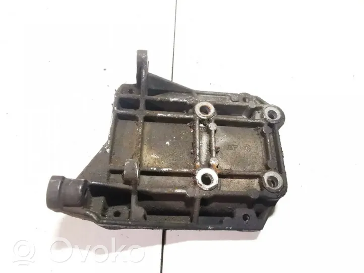 Opel Omega B1 Engine mounting bracket 2245127