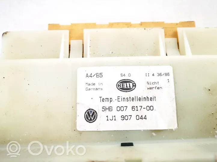 Volkswagen PASSAT B5 Oro kondicionieriaus/ klimato/ pečiuko valdymo blokas (salone) 1j1907044