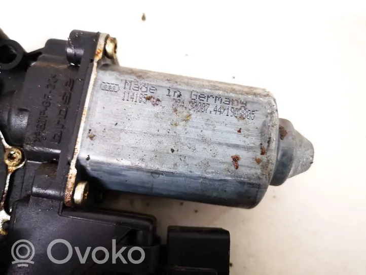 Audi A4 S4 B5 8D Moteur de lève-vitre de porte avant 0536001402