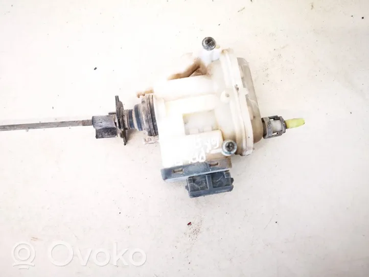 Volkswagen PASSAT B4 Keskuslukituksen alipainepumppu 3a0862153b