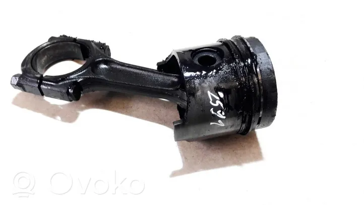 Hyundai Lantra II Piston with connecting rod 262